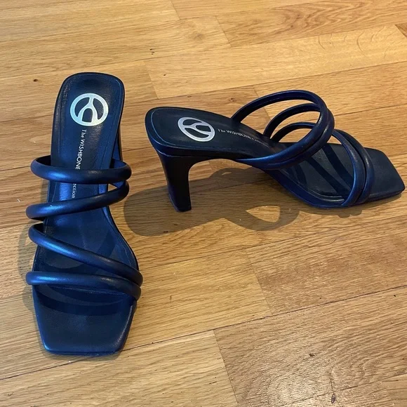 Sandals - Picture 1 of 4